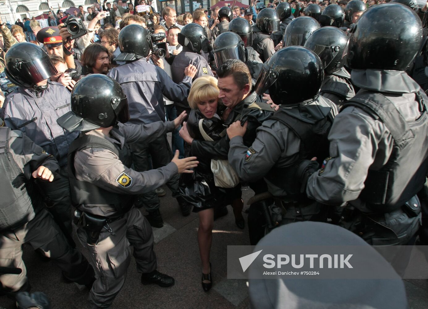 Participants in unauthorized rally in St. Petersburg detained