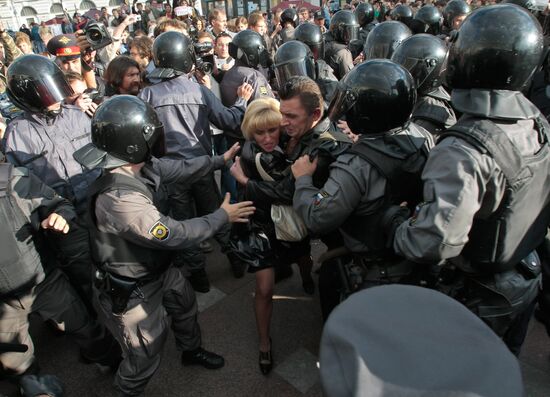 Participants in unauthorized rally in St. Petersburg detained