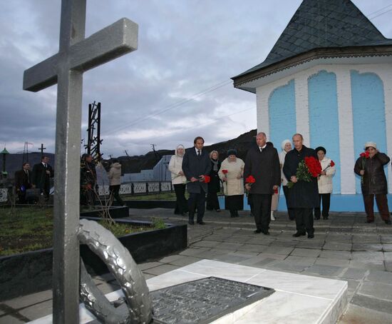 Vladimir Putin visits Norilsk Calvary memorial complex