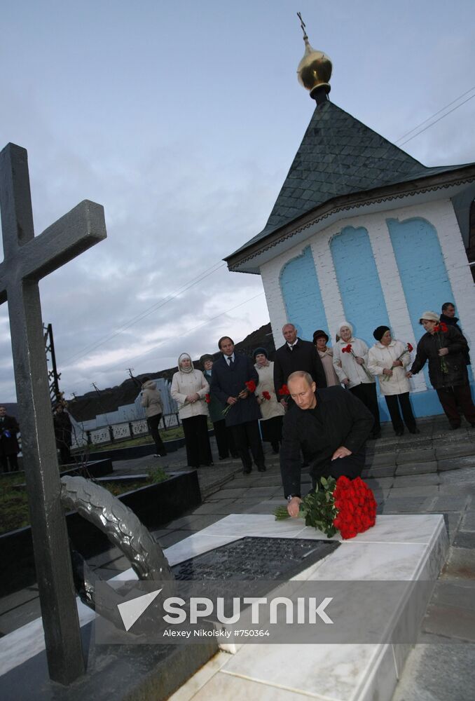Vladimir Putin visits Norilsk Calvary memorial complex