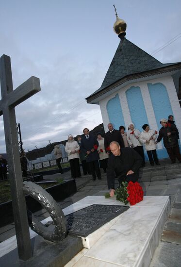 Vladimir Putin visits Norilsk Calvary memorial complex