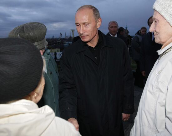 Vladimir Putin visits Norilsk Calvary memorial complex