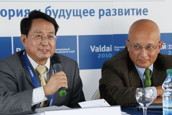 Sergei Karaganov and Sheng Shi-liang