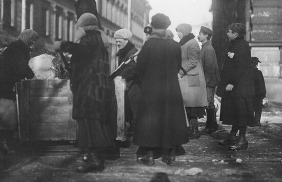 Petrograd residents at community work day