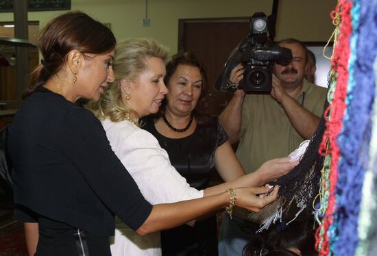 Svetlana Medvedeva visits Azerbaijani carpet museum and factory