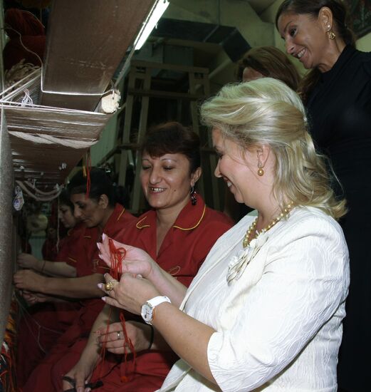 Svetlana Medvedeva visits Azerbaijani carpet museum and factory