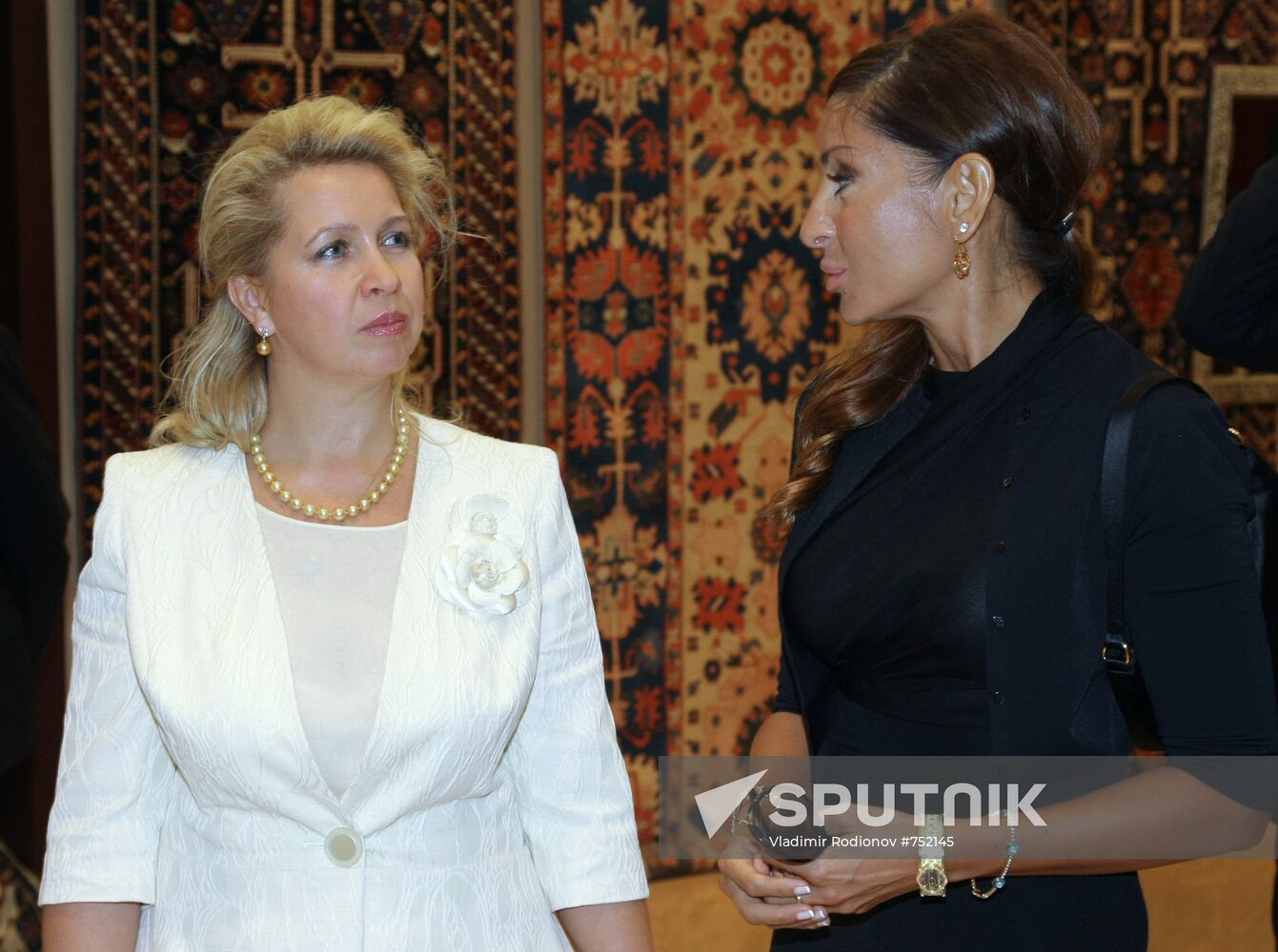 Svetlana Medvedeva visits Azerbaijani carpet museum and factory