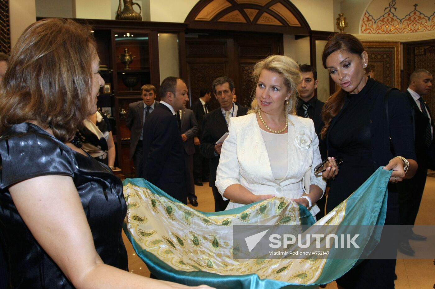 Svetlana Medvedeva visits Azerbaijani carpet museum and factory