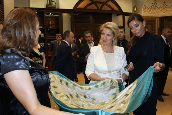 Svetlana Medvedeva visits Azerbaijani carpet museum and factory