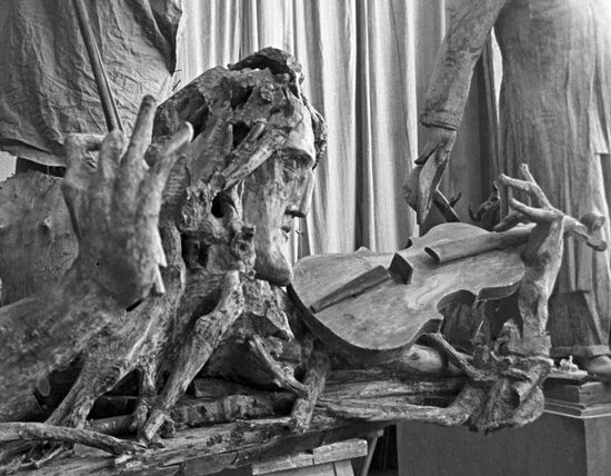 "Paganini" sculpture