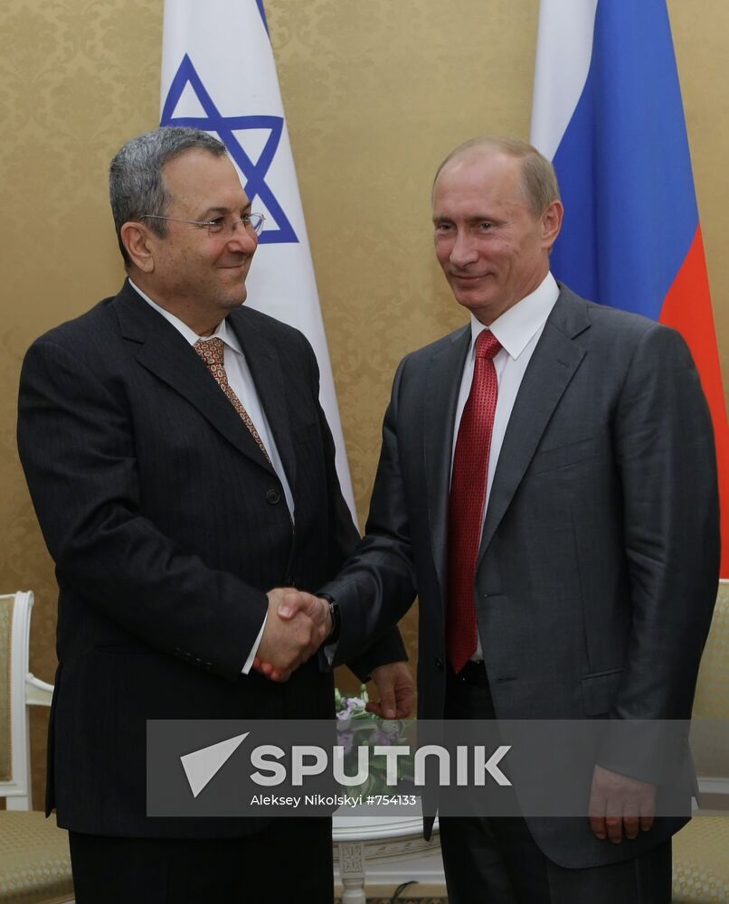 Vladimir Putin meets with Ehud Barak