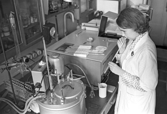 Researcher Ye.Malova at spectrophotometer