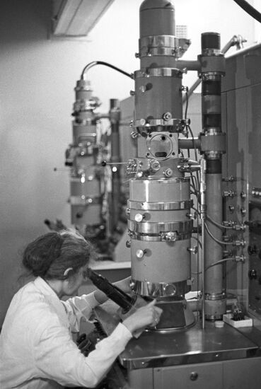 Electron microscopy room