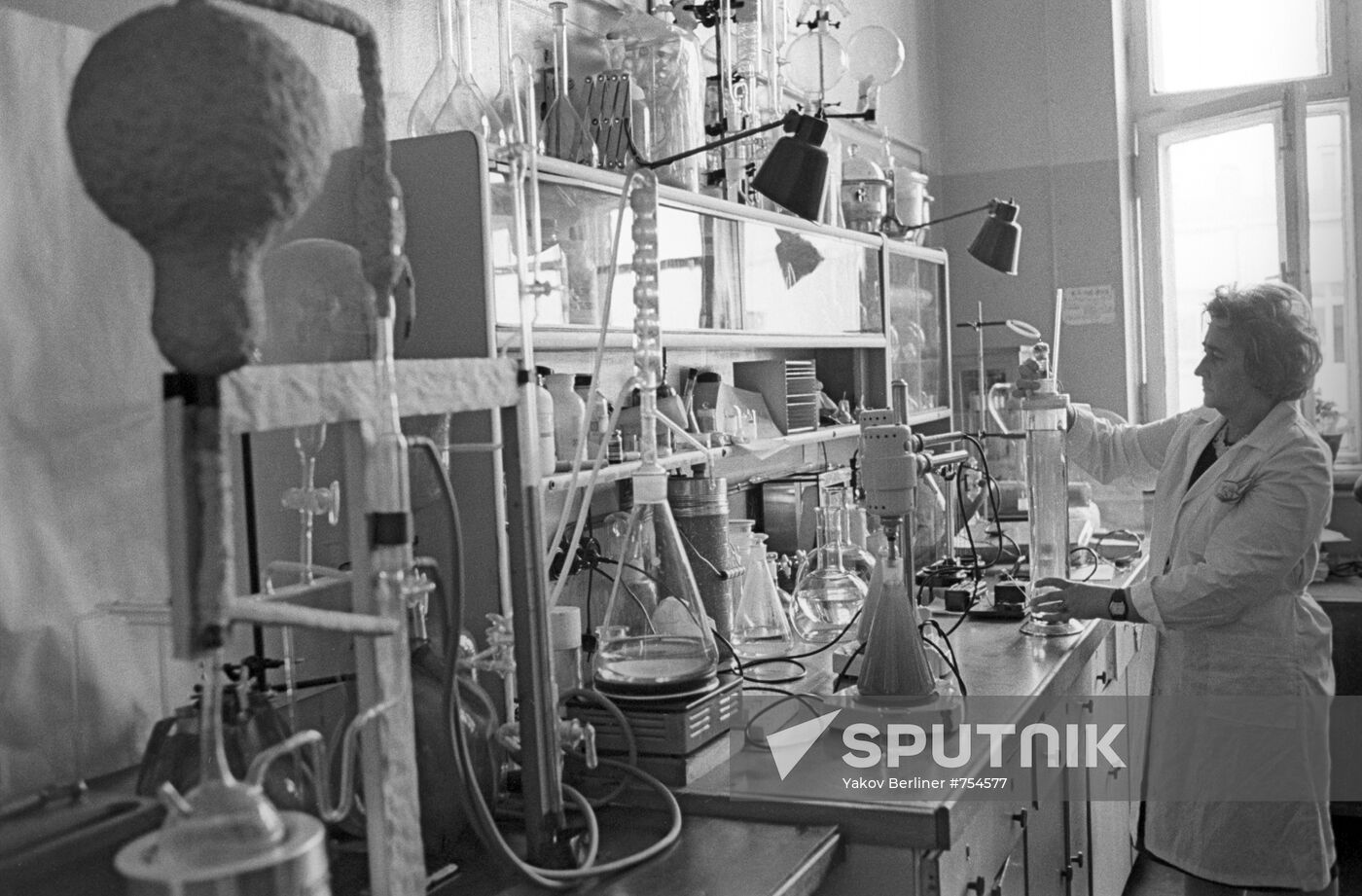 Preparing laboratory equipment for research