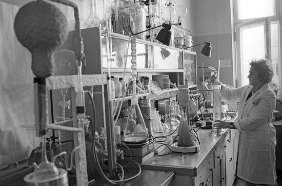 Preparing laboratory equipment for research