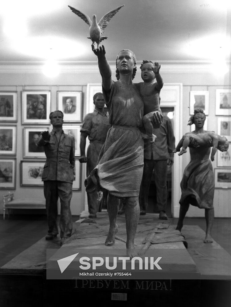 Sculptural group "We demand peace!"