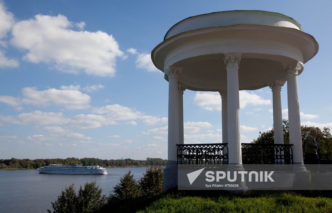 Rotunda on Volga River embankment, Yaroslavl
