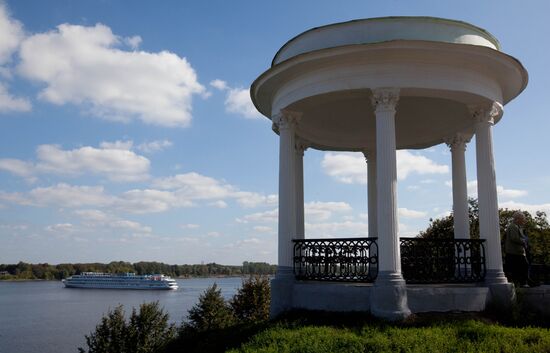 Rotunda on Volga River embankment, Yaroslavl