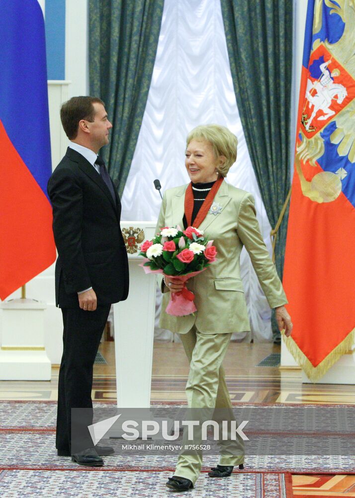 Dmitry Medvedev presents state awards to Russian citizens