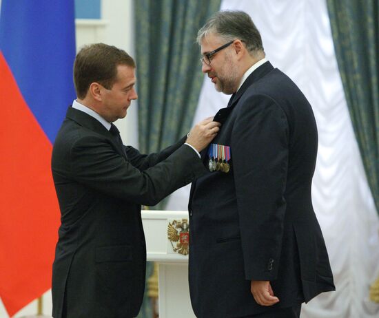 Dmitry Medvedev gives high state awards