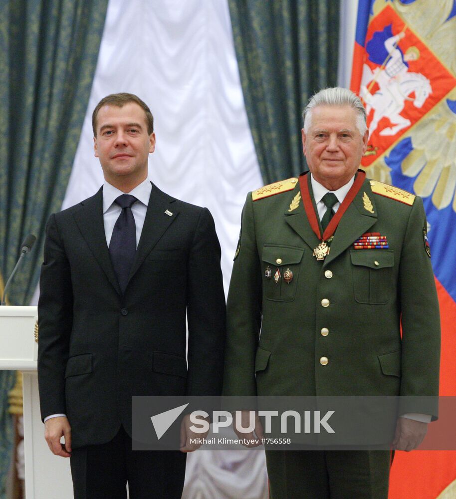 Dmitry Medvedev gives high state awards