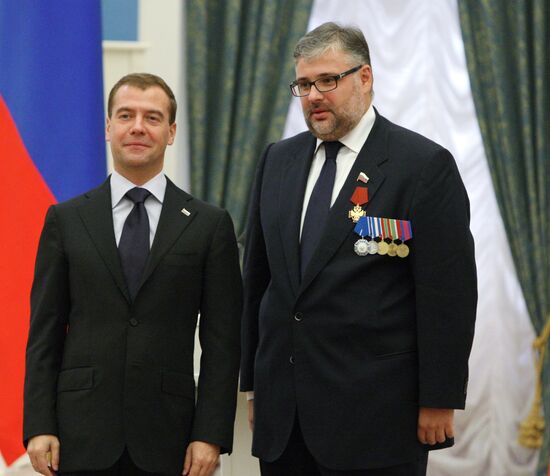 Dmitry Medvedev gives high state awards