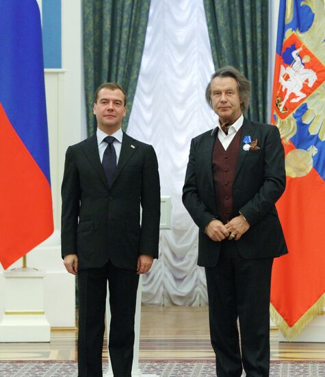 Dmitry Medvedev gives high state awards