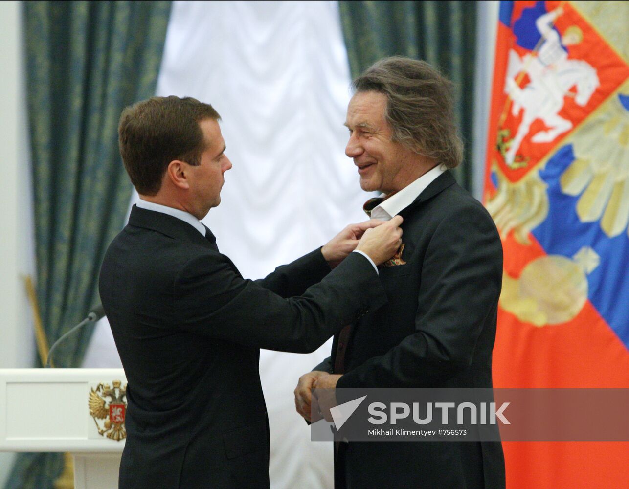 Dmitry Medvedev gives high state awards