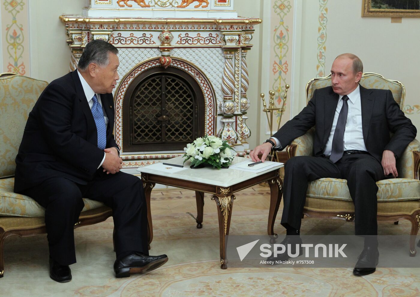 Vladimir Putin meets Yoshiro Mori