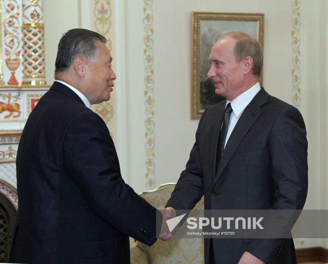 Vladimir Putin meets Yoshiro Mori
