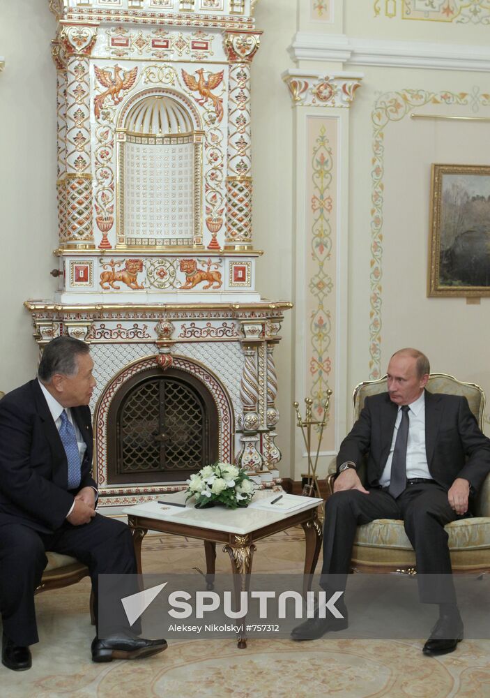 Vladimir Putin meets Yoshiro Mori