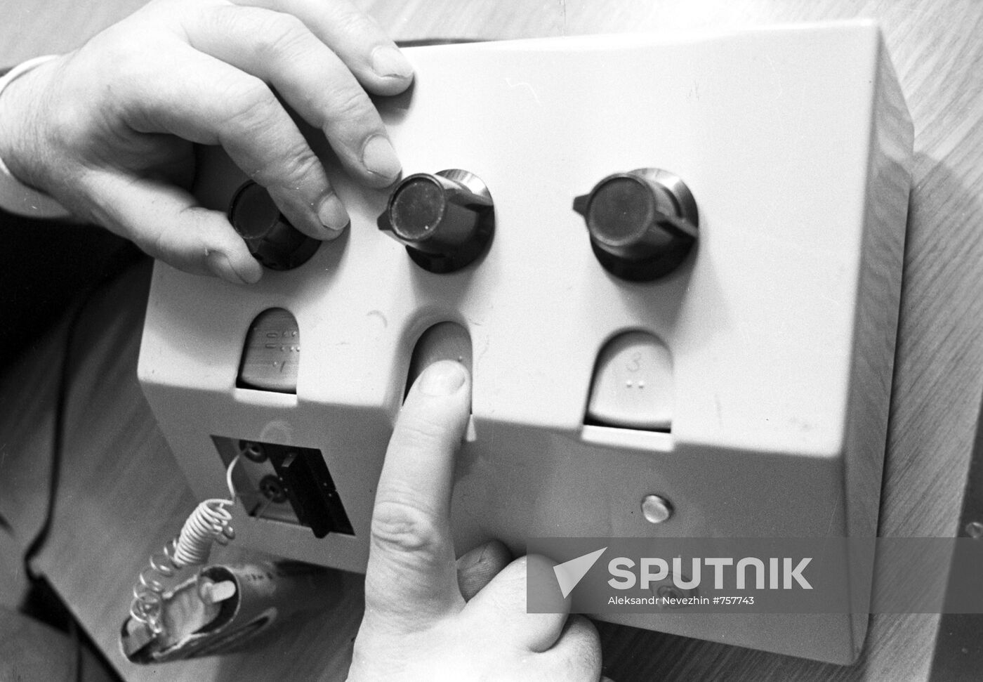 Discrete amperevoltmeter for blind
