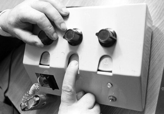 Discrete amperevoltmeter for blind