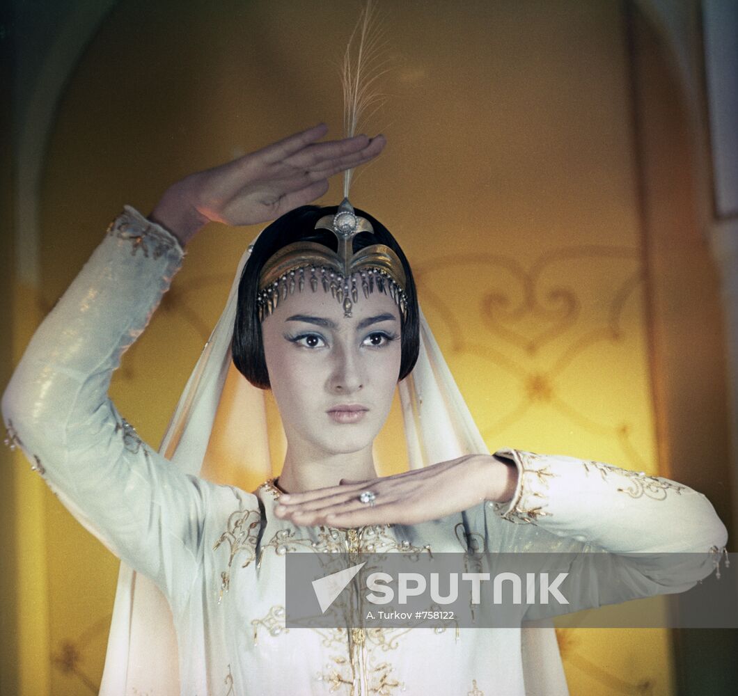 Dodo Chogovadze acts as princess Budur