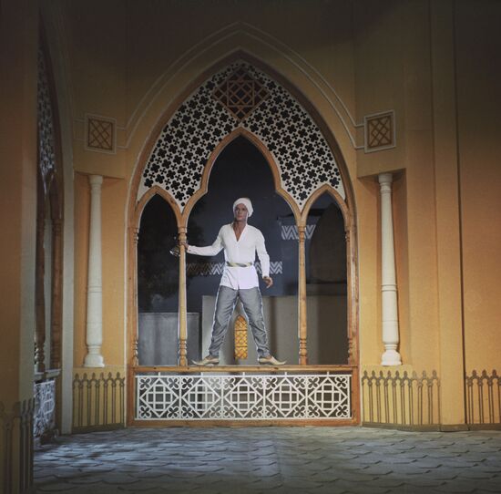 Boris Bystrov as Aladdin