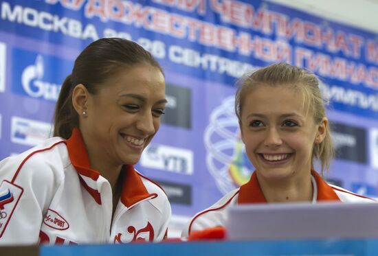 Yevgeniya Kanayeva and Yana Lukonina