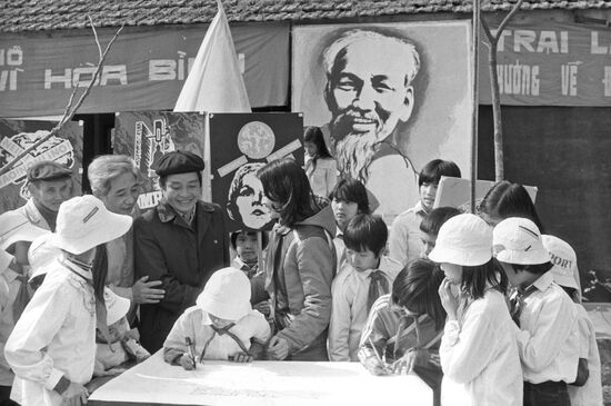 Young pioneers' peace relay