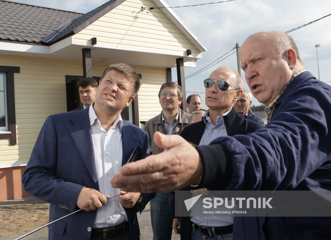 Vladimir Putin visits Verkhnyaya Vereya settlement
