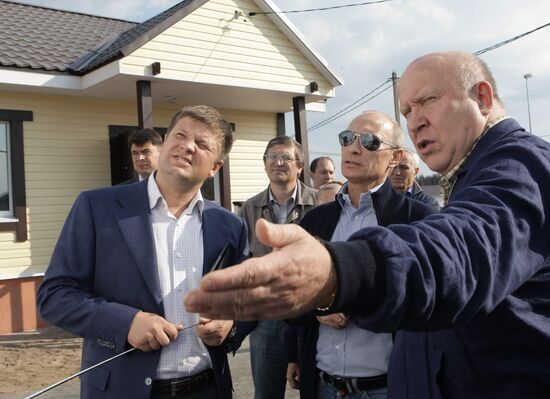 Vladimir Putin visits Verkhnyaya Vereya settlement