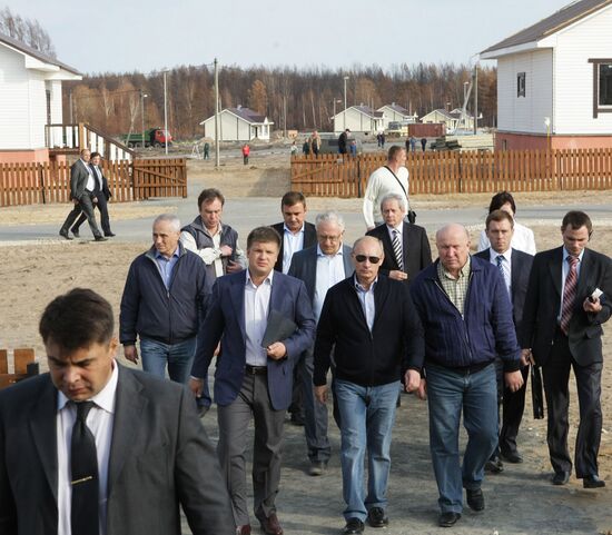 Vladimir Putin visits Verkhnyaya Vereya settlement