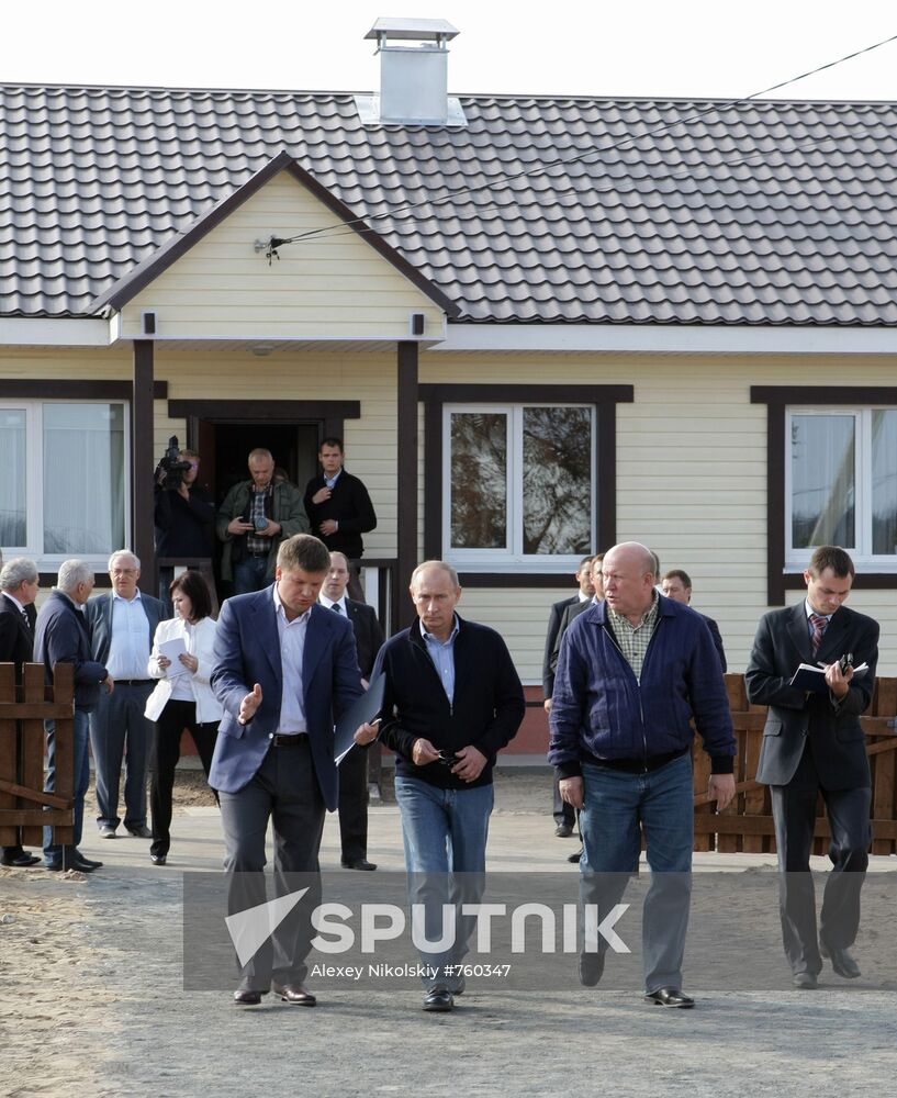 Vladimir Putin visits Verkhnyaya Vereya settlement