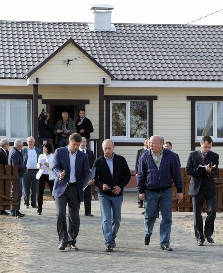 Vladimir Putin visits Verkhnyaya Vereya settlement