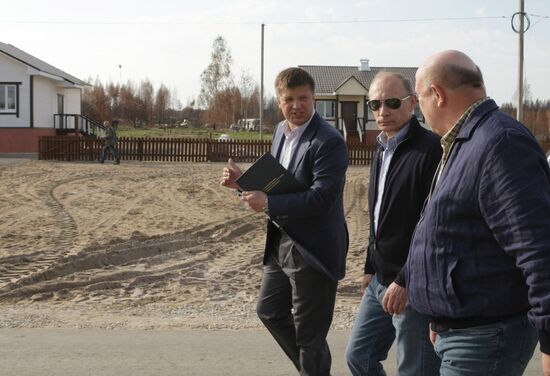 Vladimir Putin visits Verkhnyaya Vereya settlement