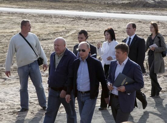 Vladimir Putin visits Verkhnyaya Vereya settlement