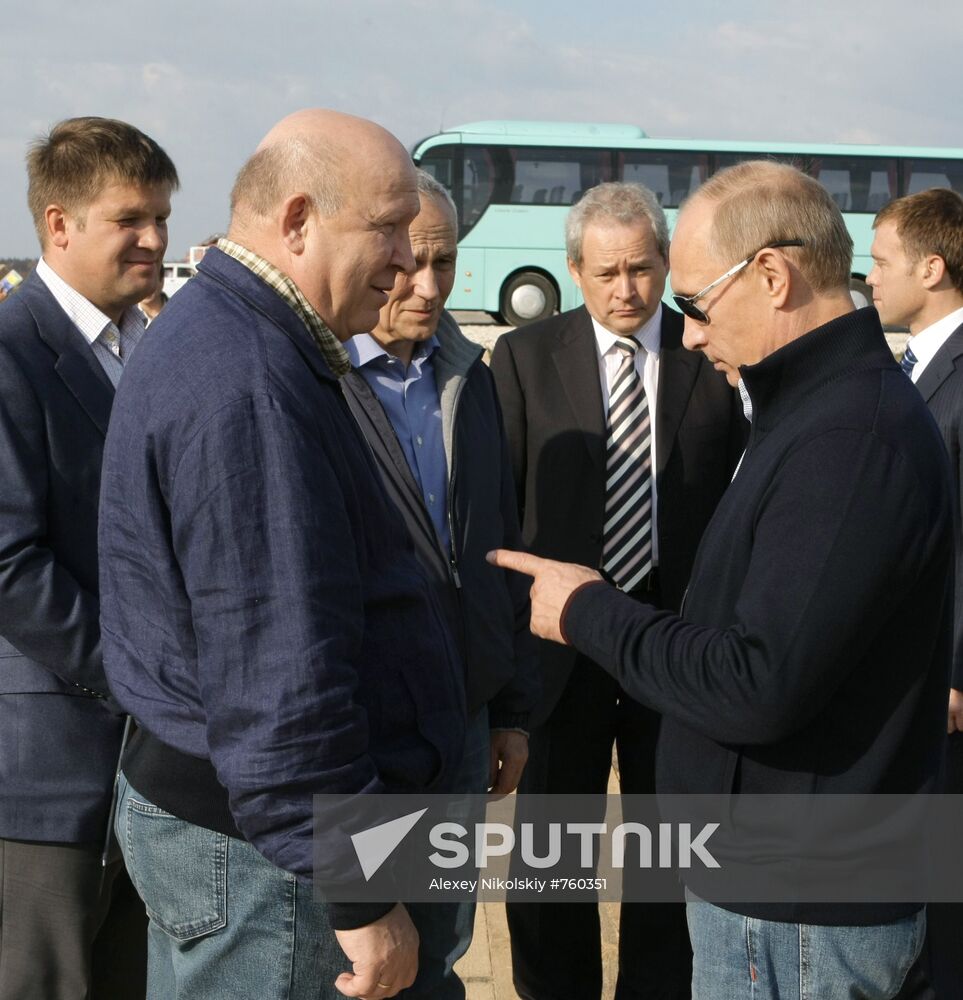 Vladimir Putin visits Verkhnyaya Vereya settlement