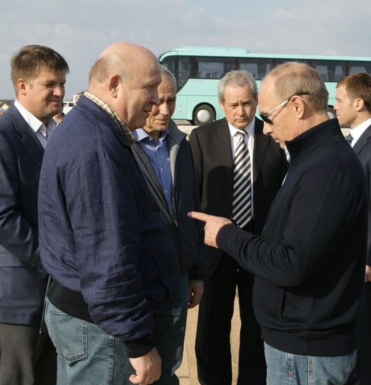 Vladimir Putin visits Verkhnyaya Vereya settlement