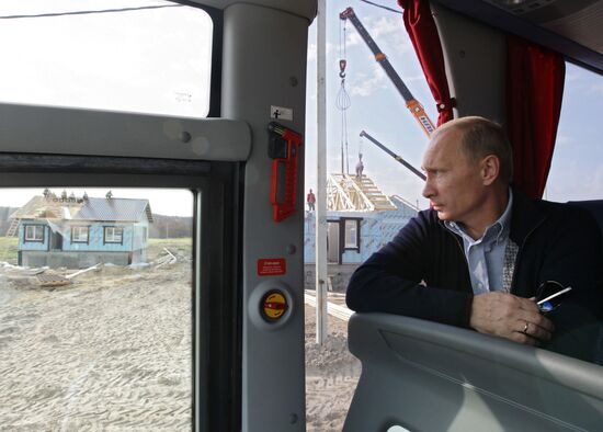 Vladimir Putin visits Verkhnyaya Vereya settlement