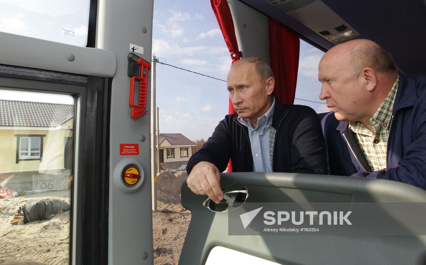 Vladimir Putin visits Verkhnyaya Vereya settlement