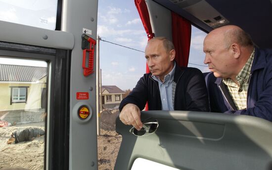Vladimir Putin visits Verkhnyaya Vereya settlement