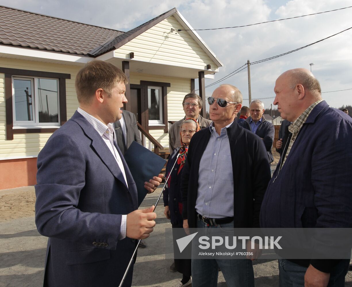 Vladimir Putin visits Verkhnyaya Vereya settlement